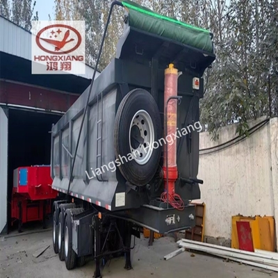 Semi-remorque à plat avec une capacité de 60 mètres cubes et un déverrouillage hydraulique à l'extrémité arrière