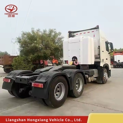 Hot HOWO T7 6X4 Tracteur au méthane Capacité du moteur&gt; 8L et 1 an de service après-vente