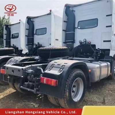 Hot HOWO T7 6X4 Tracteur au méthane Capacité du moteur&gt; 8L et 1 an de service après-vente
