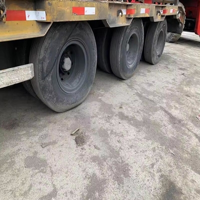 12 Nombre de pneus Semi-remorque à plat 20 tonnes 20 pieds 40 pieds Capacité et conteneurs transportés
