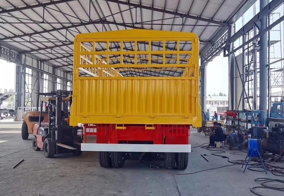 Semi-remorque légère à trois essieux à hautes parois latérales pour le transport de piles de clôture pour l'alimentation directe