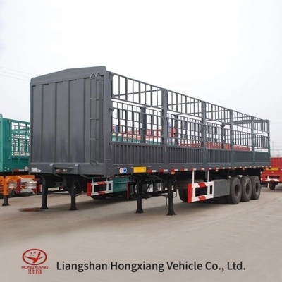 Semi-remorque pour bétail de 60 t de capacité avec porte pour le transport des animaux et durable