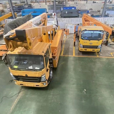 Véhicule de travail en altitude avec plateforme de travail aérienne télescopique hydraulique et personnalisée